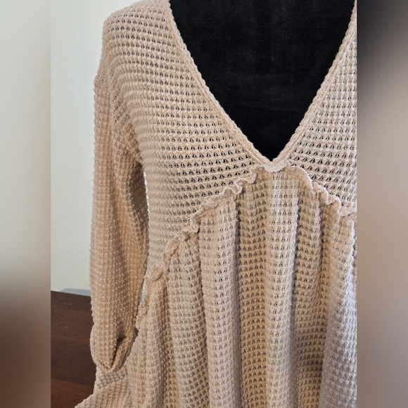 Altar'd State Cream V Neck Waffle Print Top with Buttons on Back Size Small - Picture 2 of 8